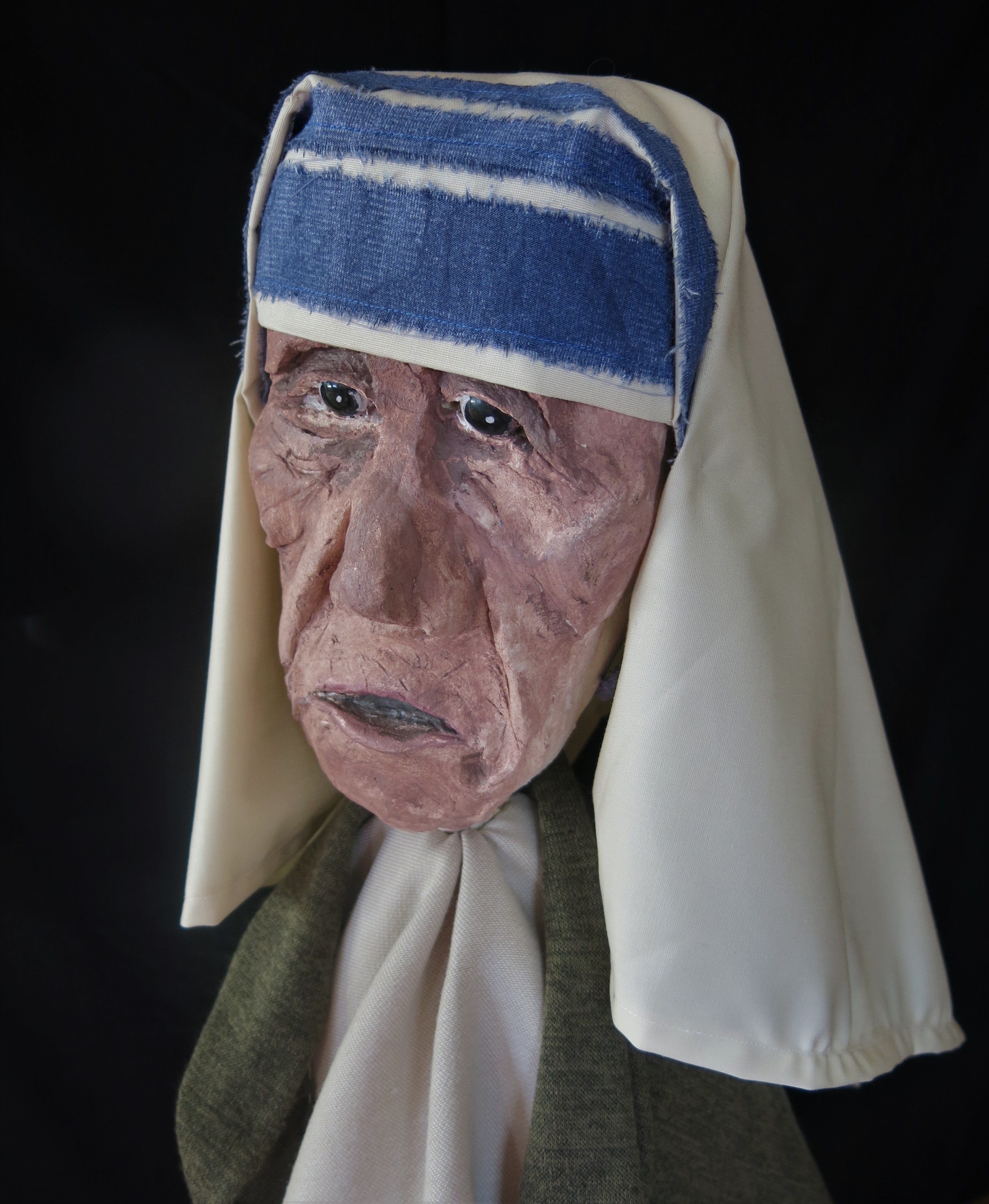 Mutter Teresa, in Gestalt einer Handpuppe, geschöpft von Sabine Wöger während des Verfassens des Buches „Kalkutta – Indien“